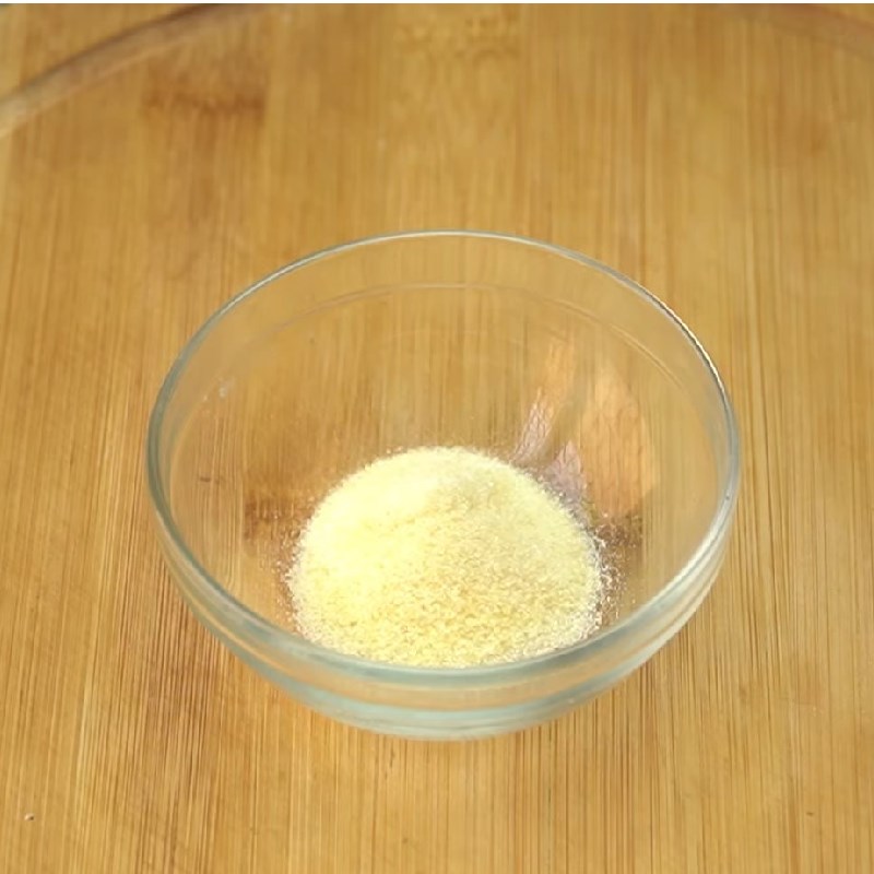 Bước 1 Ngâm gelatin Panna cotta thạch xoài