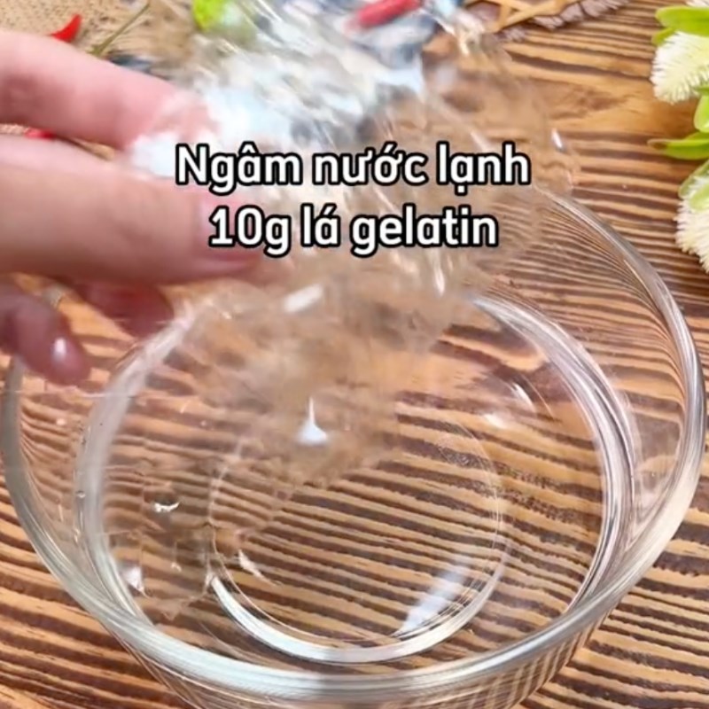 Bước 1 Ngâm Gelatin Panna cotta socola (Công thức từ kênh tiktok Cách Nấu Ngon cùng Cách Nấu Ngon)