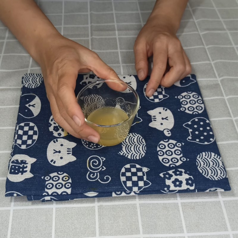Bước 1 Ngâm gelatin và đun hỗn hợp sữa lần 1 Panna cotta dừa caramel