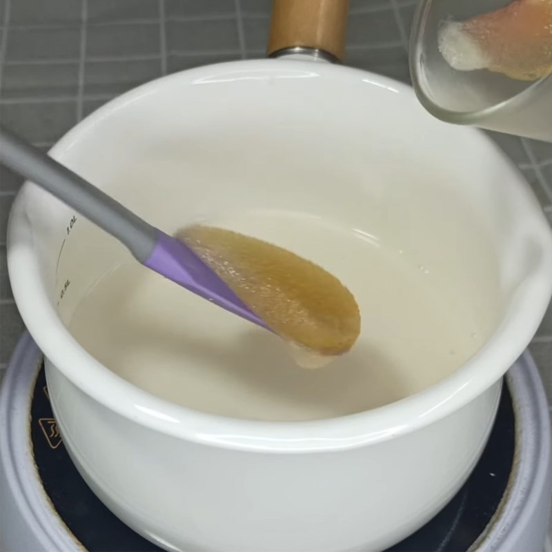 Bước 1 Ngâm gelatin và đun hỗn hợp sữa lần 1 Panna cotta dừa caramel