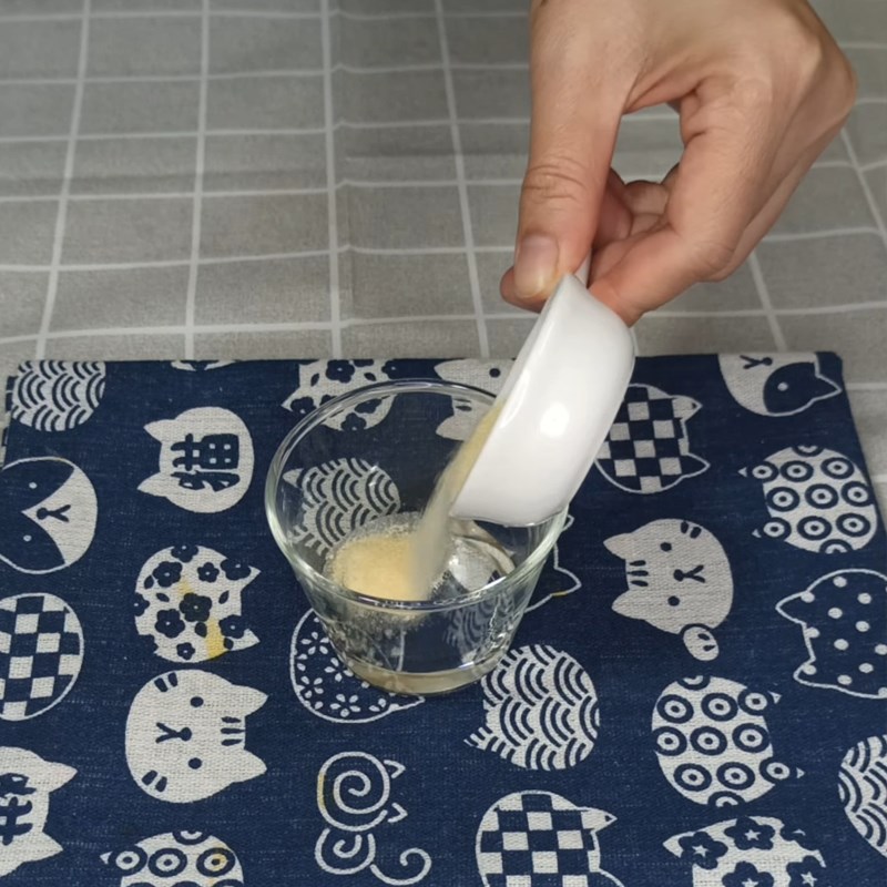 Bước 1 Ngâm gelatin và đun hỗn hợp sữa lần 1 Panna cotta dừa caramel
