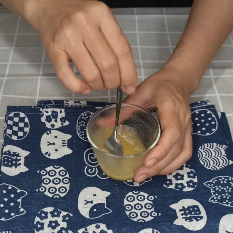 Bước 3 Ngâm gelatin và đun hỗn hợp sữa lần 2 Panna cotta dừa caramel