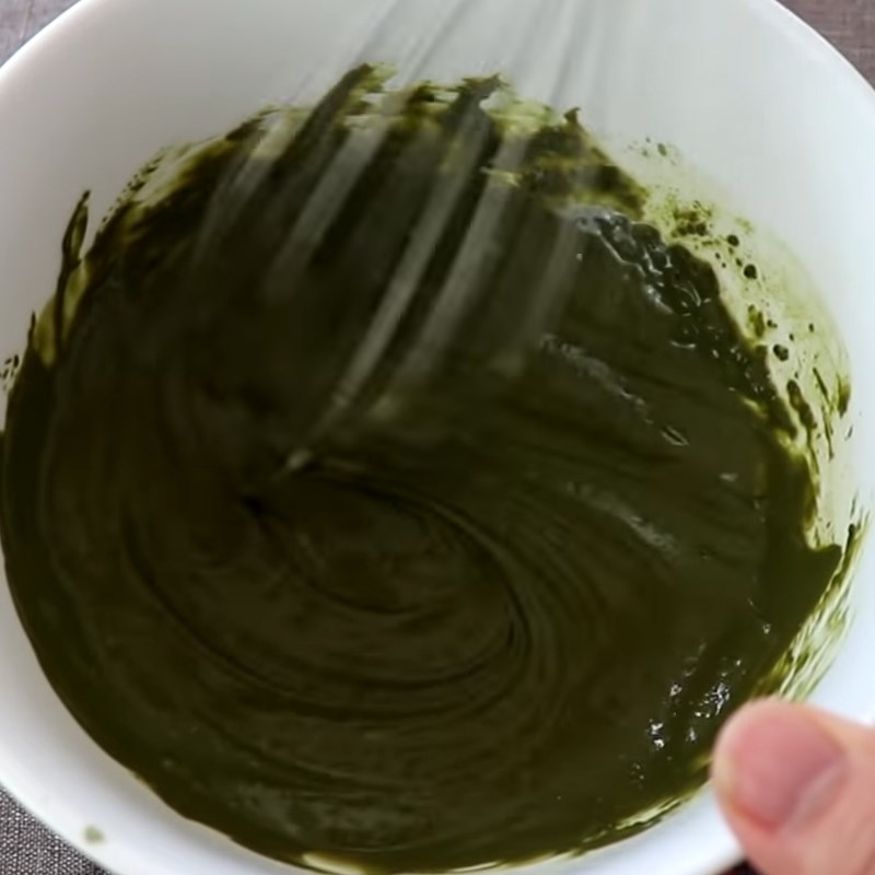 Bước 2 Ngâm gelatin và hòa tan bột trà xanh Cheesecake trà xanh (matcha)