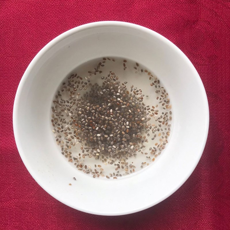 Bước 1 Ngâm hoa đậu biếc và hạt chia Trà hoa đậu biếc hạt chia
