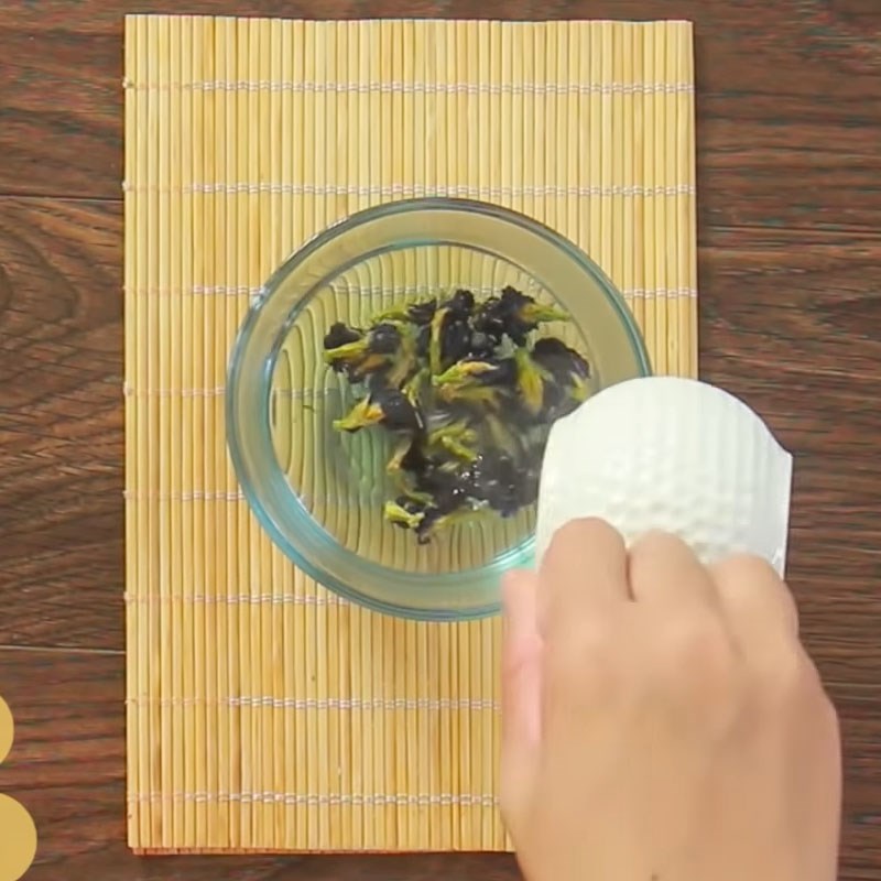 Bước 1 Ngâm hoa đậu biếc, gấc Bánh trôi bánh chay màu sắc