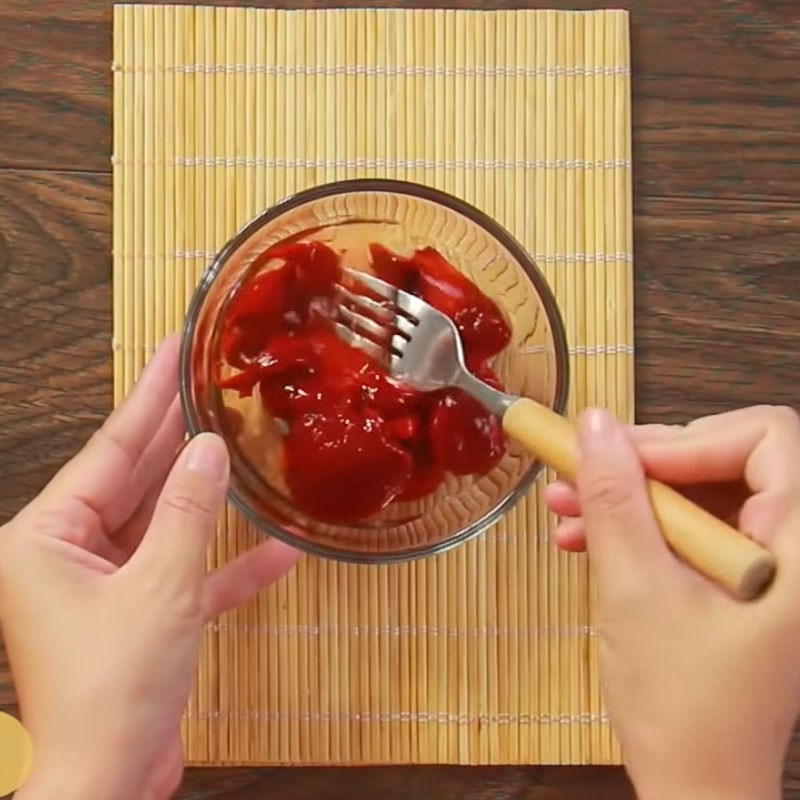 Bước 1 Ngâm hoa đậu biếc, gấc Bánh trôi bánh chay màu sắc