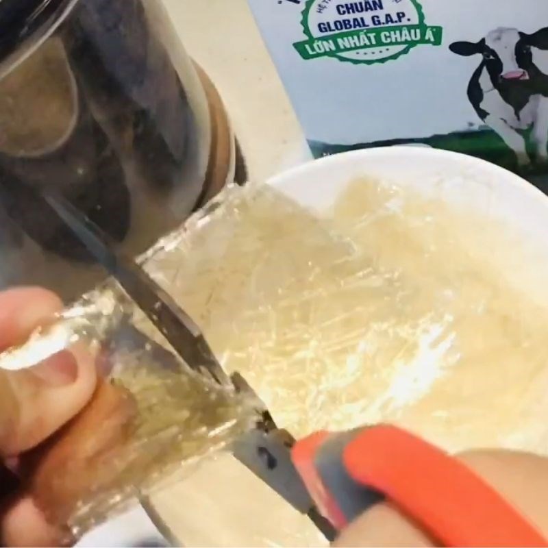 Bước 1 Ngâm lá gelatine với nước Sữa chua dẻo bằng gelatin lá