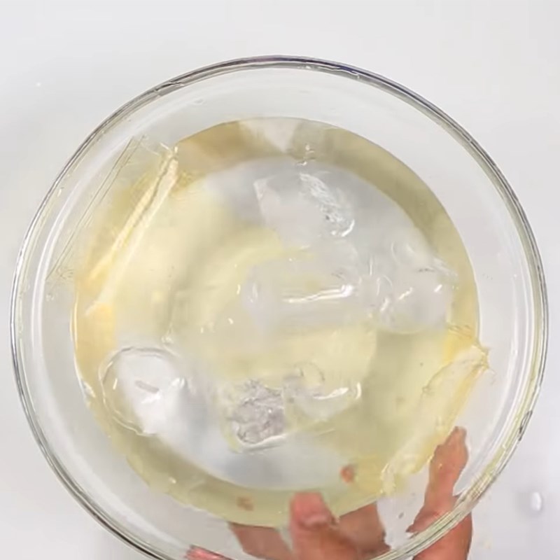 Bước 1 Ngâm nở Gelatin Panna cotta siro cam