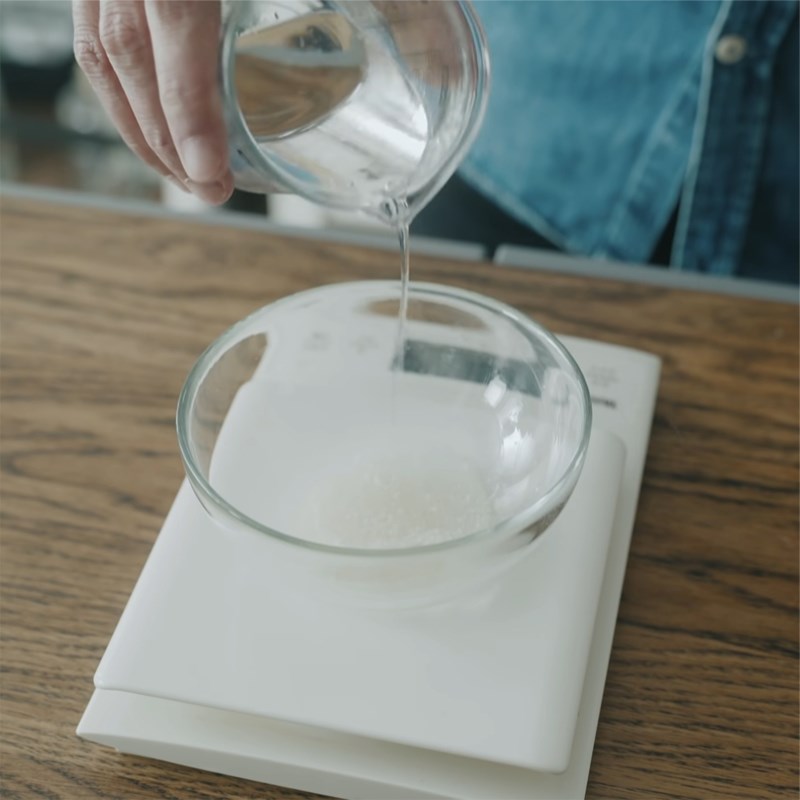 Bước 1 Ngâm nở gelatin Panna cotta caramel