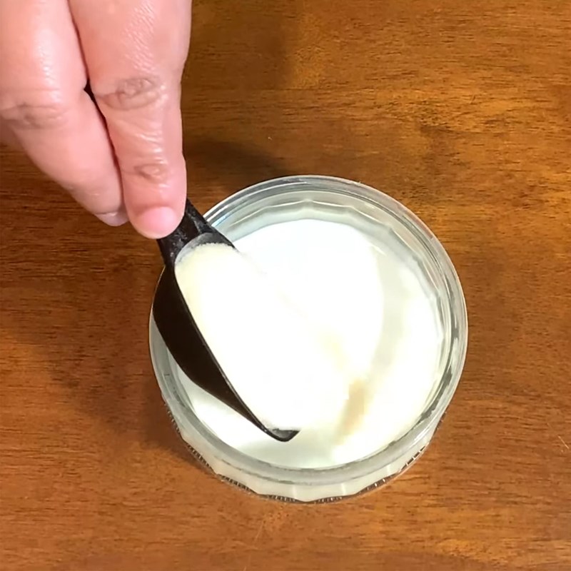 Bước 2 Ngâm nở gelatin Panna cotta sốt caramel