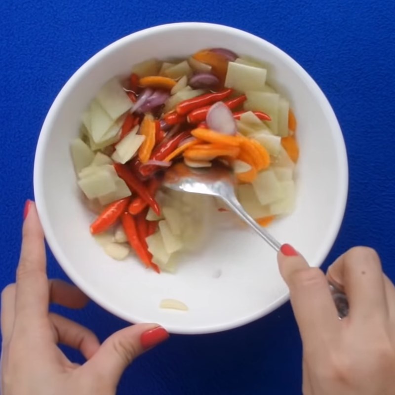 Bước 4 Ngâm rau củ Tai heo sốt thái