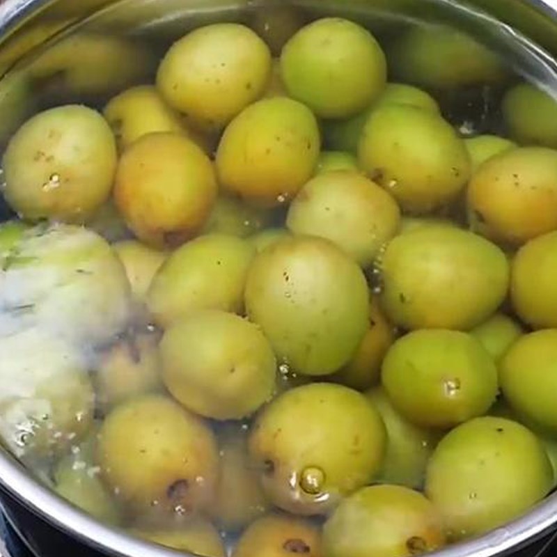 Bước 2 Ngâm và chần táo Mứt táo ta bằng nước vôi