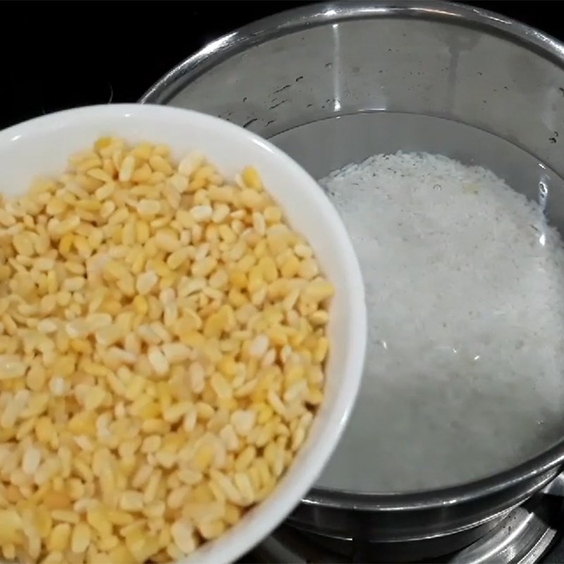 Bước 1 Ngâm và nấu gạo, nếp, đậu xanh Cháo cá hồi đậu xanh