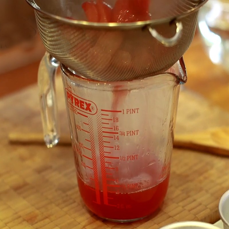 Bước 1 Ngào mận với đường Panna cotta mận dừa