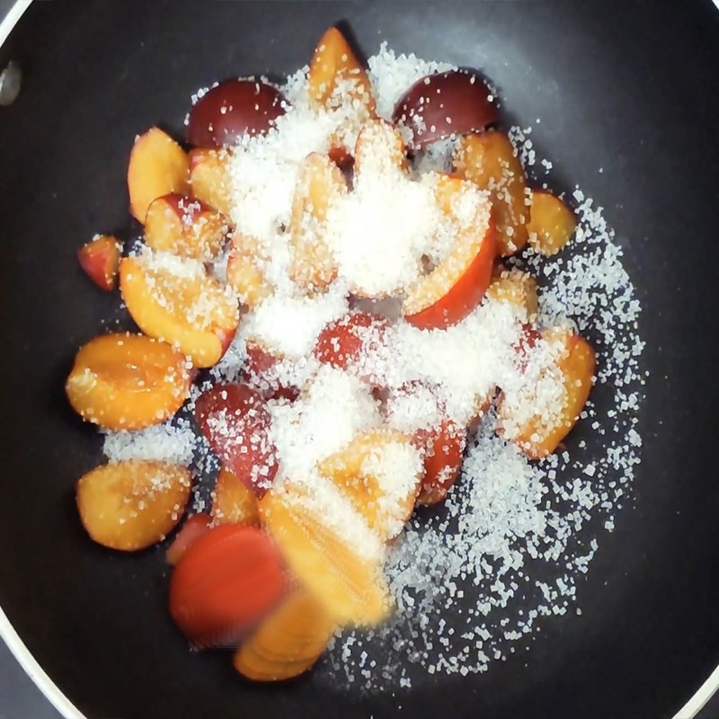 Bước 1 Ngào mận với đường Panna cotta mận