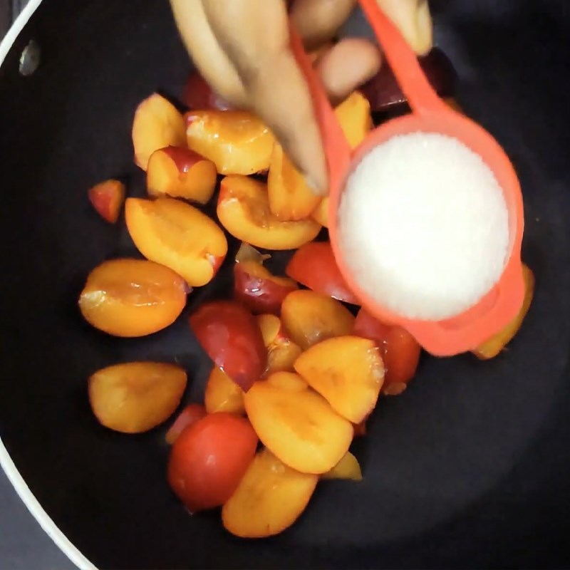 Bước 1 Ngào mận với đường Panna cotta mận
