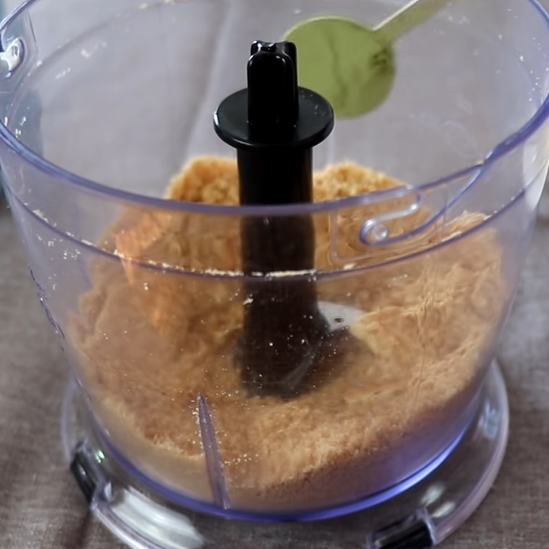 Bước 1 Nghiền bánh quy và đổ khuôn Cheesecake trà xanh (matcha)