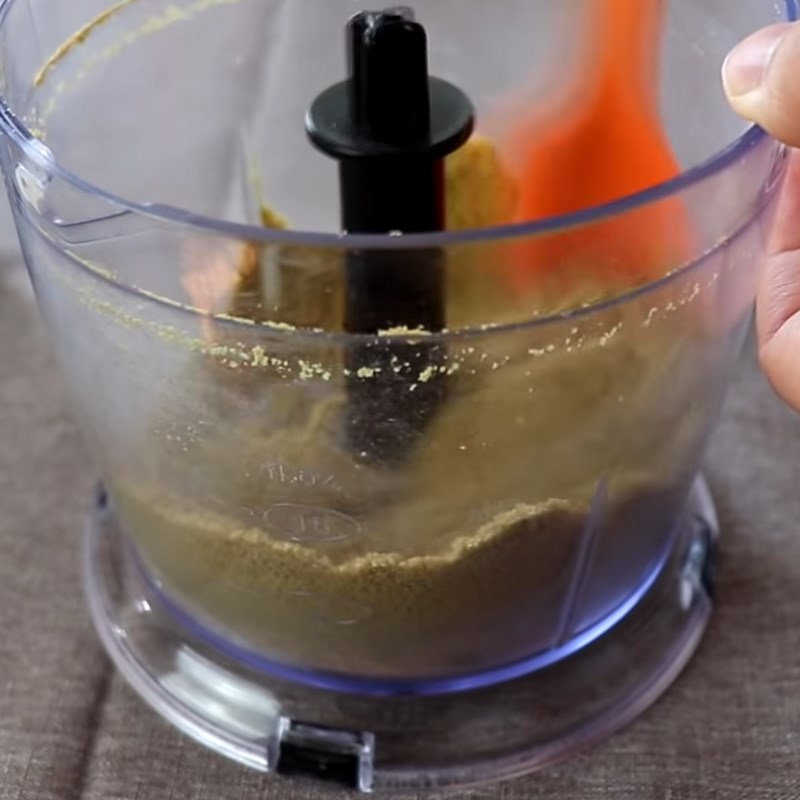 Bước 1 Nghiền bánh quy và đổ khuôn Cheesecake trà xanh (matcha)