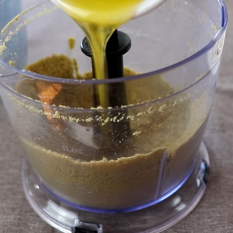Bước 1 Nghiền bánh quy và đổ khuôn Cheesecake trà xanh (matcha)