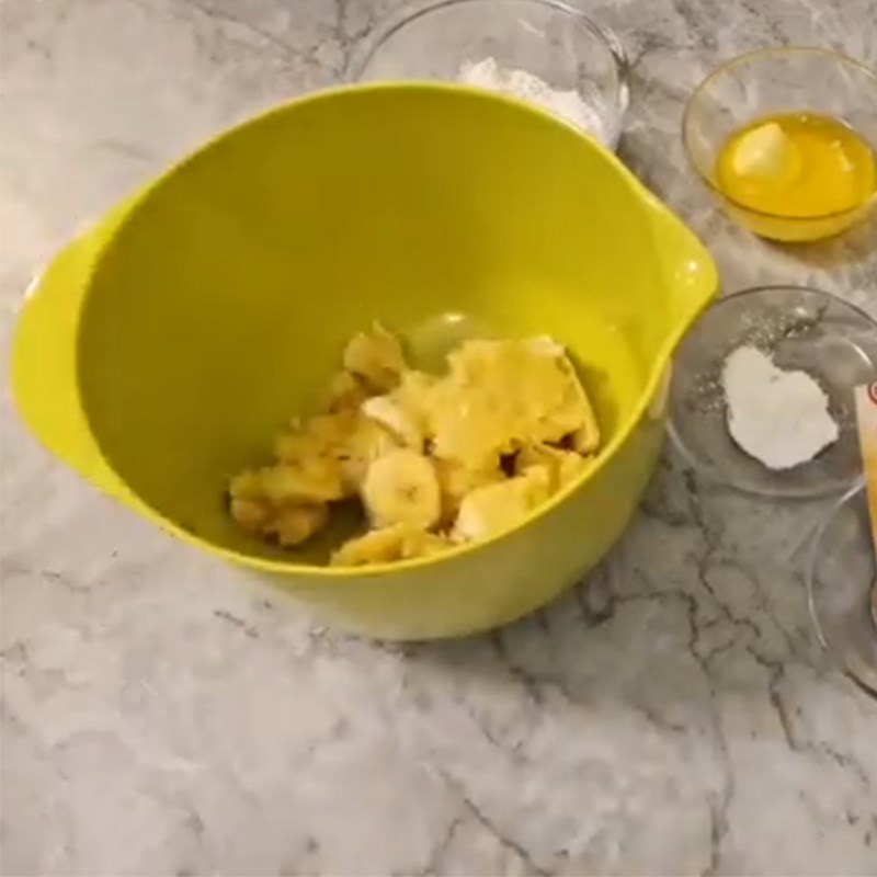Bước 1 Nghiền chuối Bánh chuối nướng hạnh nhân bằng nồi chiên không dầu