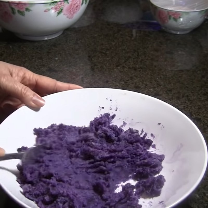 Bước 2 Nghiền khoai lang Bánh da lợn khoai lang tím