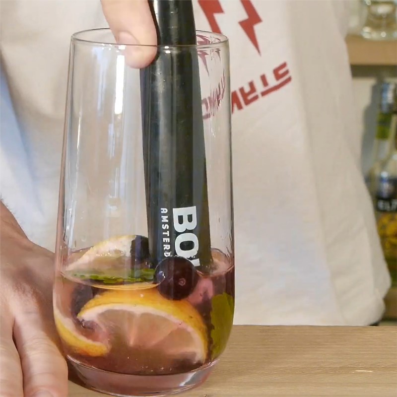 Bước 2 Nghiền nguyên liệu Mojito việt quất
