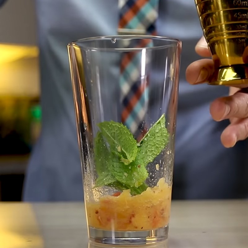 Bước 2 Nghiền nguyên liệu Mojito đào có cồn