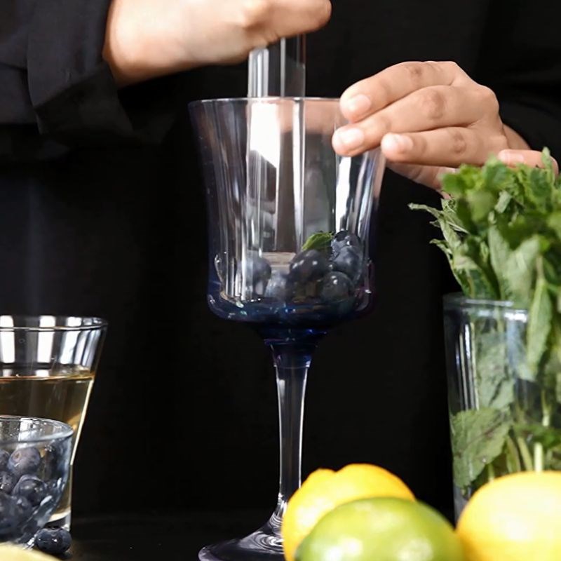 Bước 1 Nghiền nhuyễn nguyên liệu Mojito việt quất không cồn