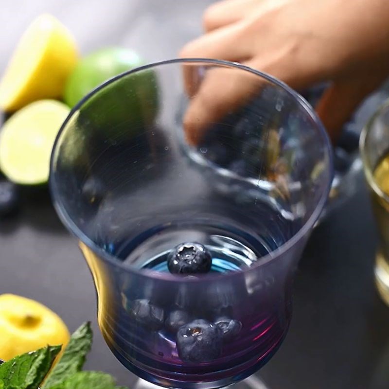 Bước 1 Nghiền nhuyễn nguyên liệu Mojito việt quất không cồn