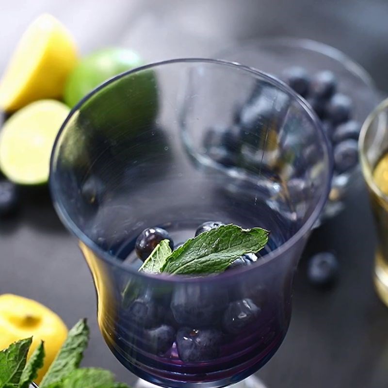 Bước 1 Nghiền nhuyễn nguyên liệu Mojito việt quất không cồn