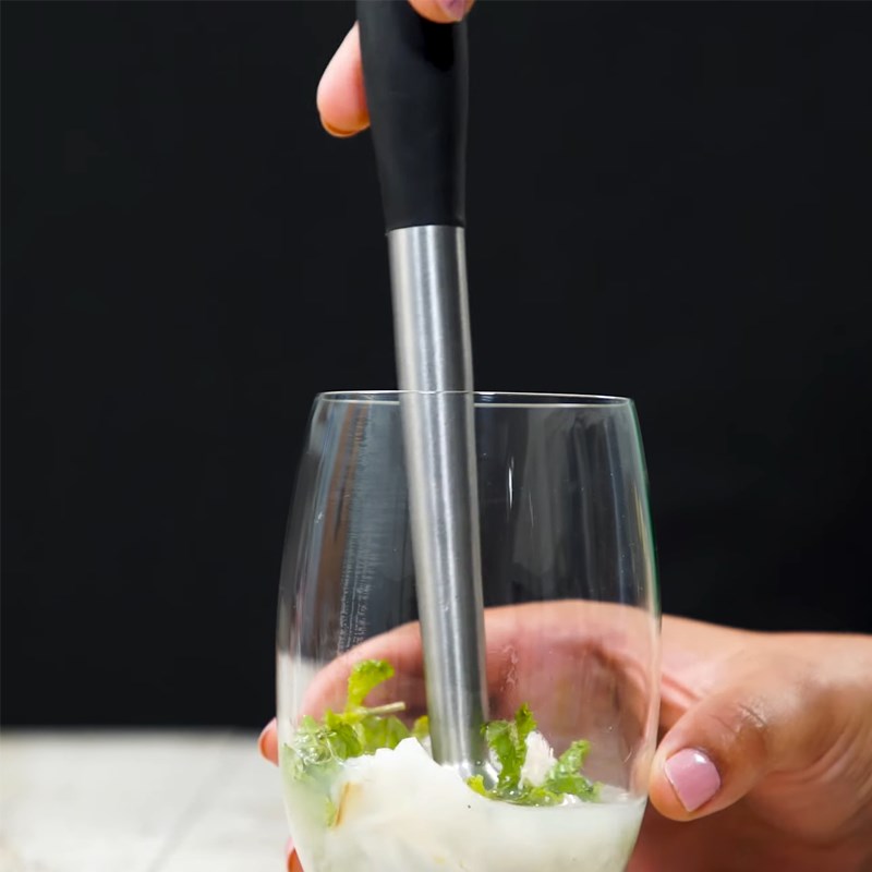 Bước 2 Nghiền vải và bạc hà Soda vải bạc hà