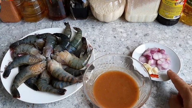 Nguyên liệu món ăn 2 cách làm tôm rim chua ngọt và rim lá quế
