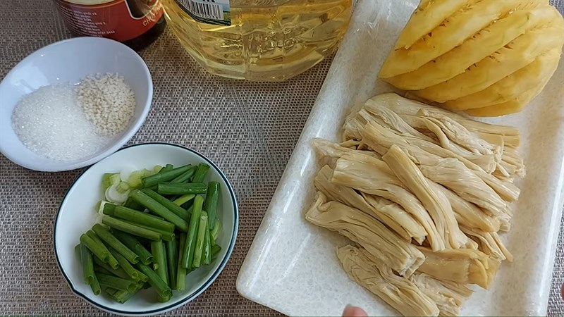 Nguyên liệu món ăn tàu hũ ky xào dứa, tàu hũ ky xào nấm, tàu hũ ky xào ớt chuông