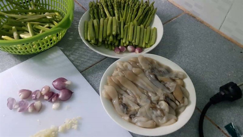 Nguyên liệu món ăn ốc móng tay xào măng tây