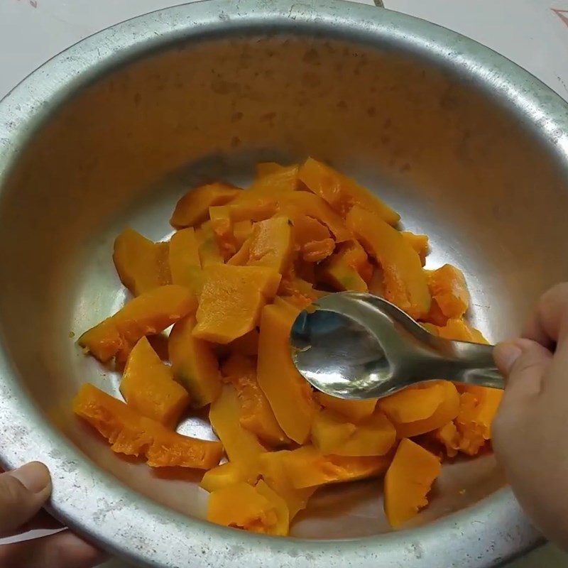 Bước 4 Nhào bột Bánh canh bí đỏ