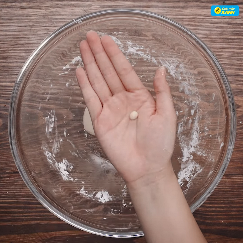 Bước 2 Nhào bột và tạo hình Trân châu hoàng kim