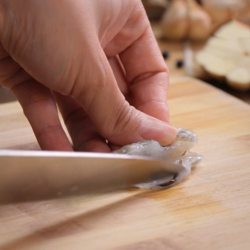 Bước 1 Sơ chế tôm Tôm xào nấm đùi gà