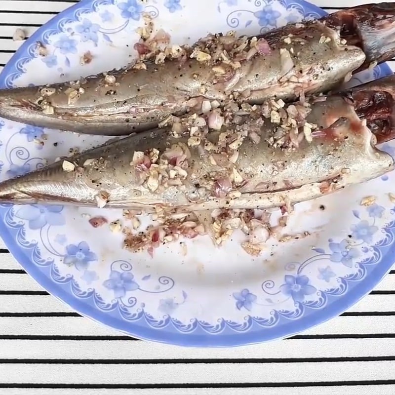 Bước 3 Ướp cá Cá nục hấp cuốn bánh tráng