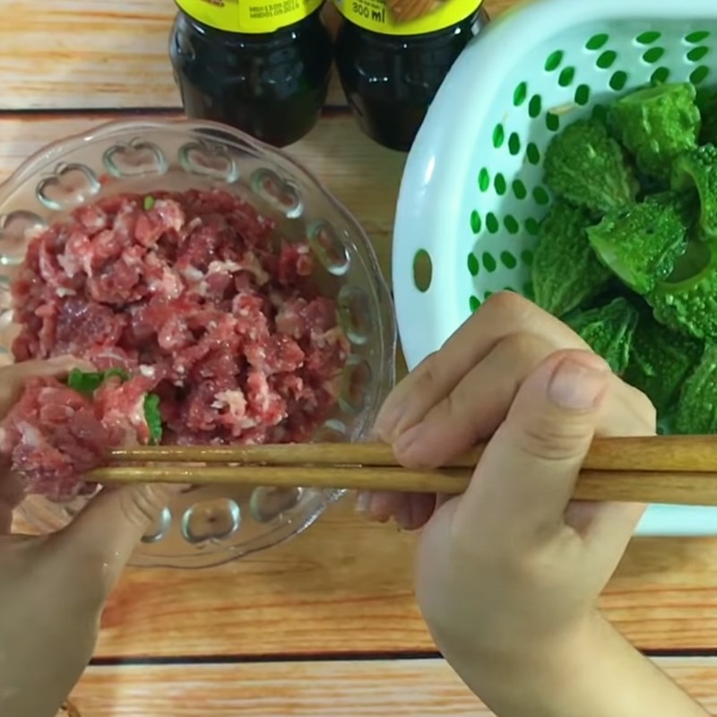 Bước 3 Nhồi khổ qua Khổ qua nhồi thịt kho nước tương