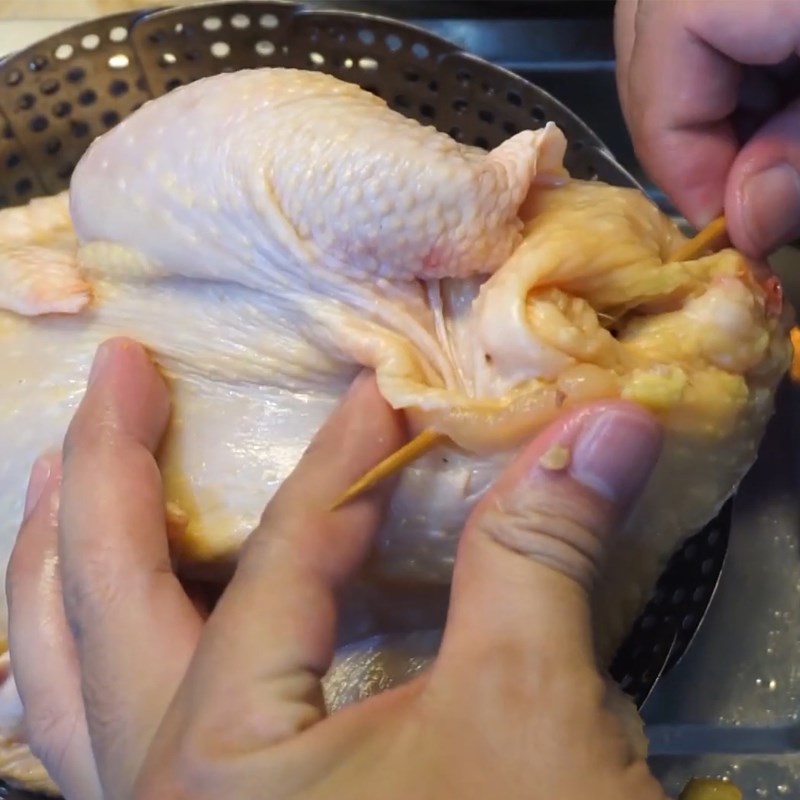 Bước 6 Nhồi nguyên liệu và hấp gà Gà bó xôi lá cẩm sốt xí muội