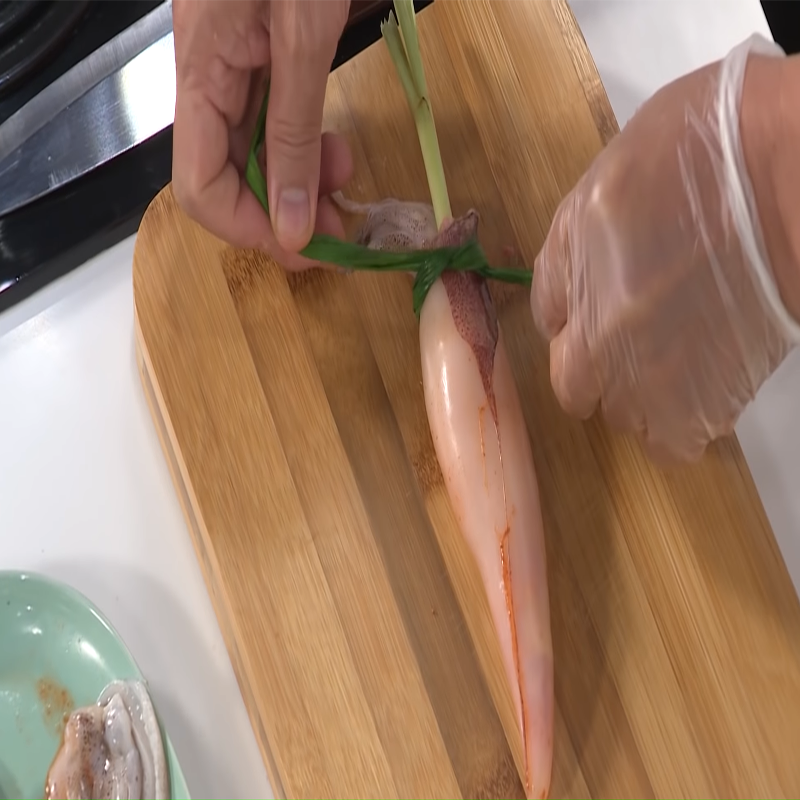 Bước 3 Nhồi nhân Mực lụi nướng sả