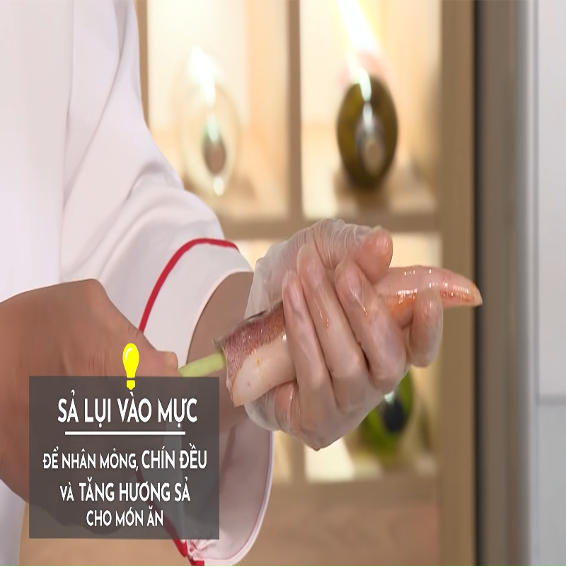 Bước 3 Nhồi nhân Mực lụi nướng sả