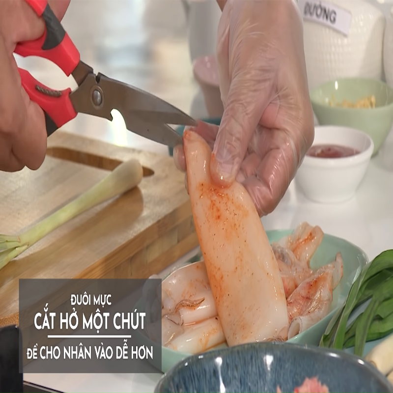 Bước 3 Nhồi nhân Mực lụi nướng sả