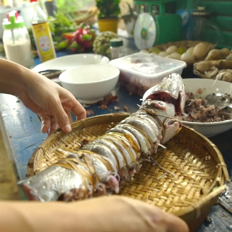 Bước 4 Nhồi nhân cá lóc Cá lóc hấp củ sắn