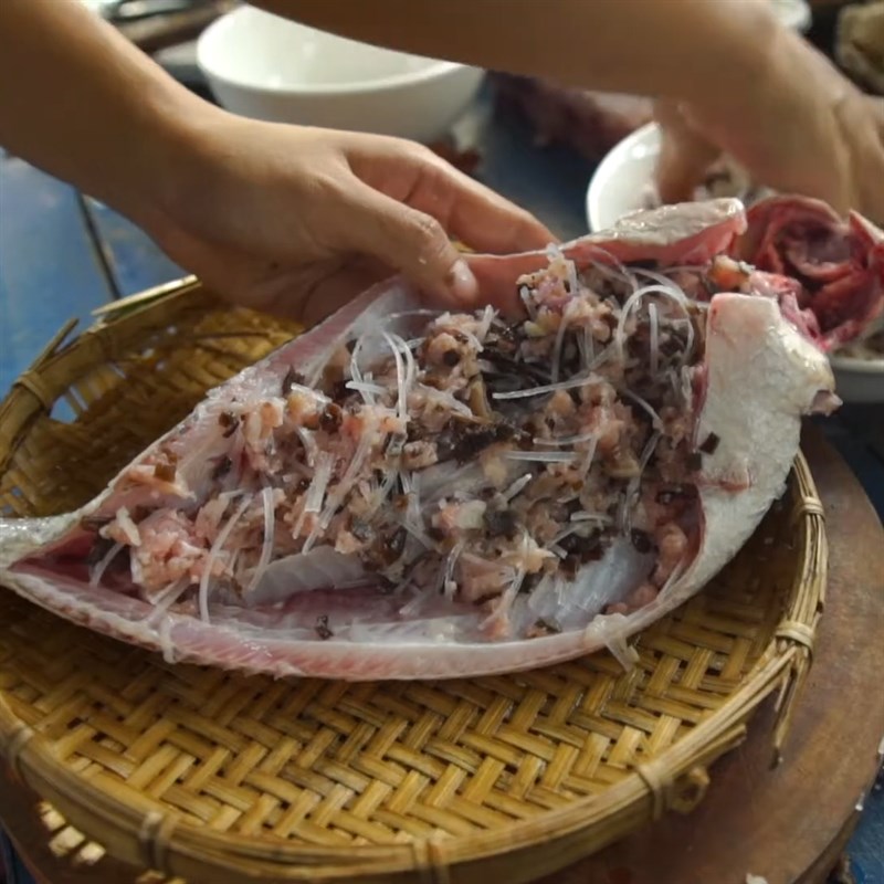 Bước 4 Nhồi nhân cá lóc Cá lóc hấp củ sắn