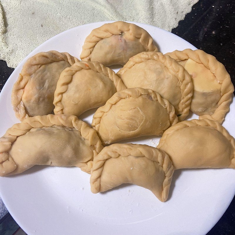 Bước 6 Nhồi nhân vào vỏ bánh Bánh gối nhân thịt trứng
