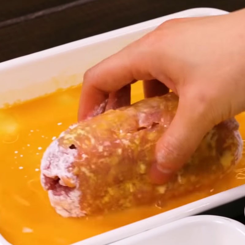 Bước 5 Nhúng bột Thịt heo cuộn phô mai jambon chiên xù