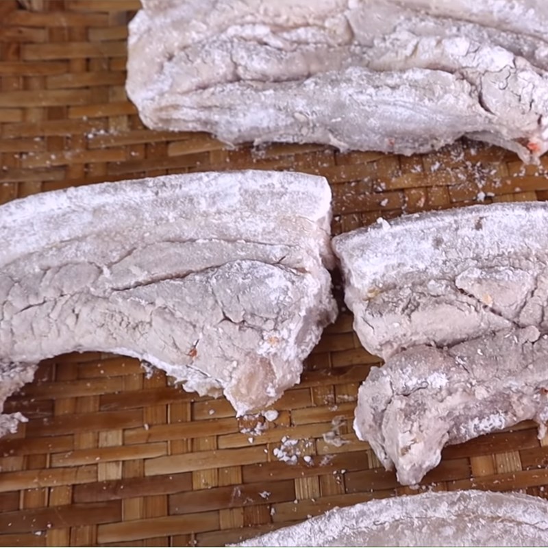 Bước 5 Nhúng bột thịt Thịt ba rọi chiên nước mắm
