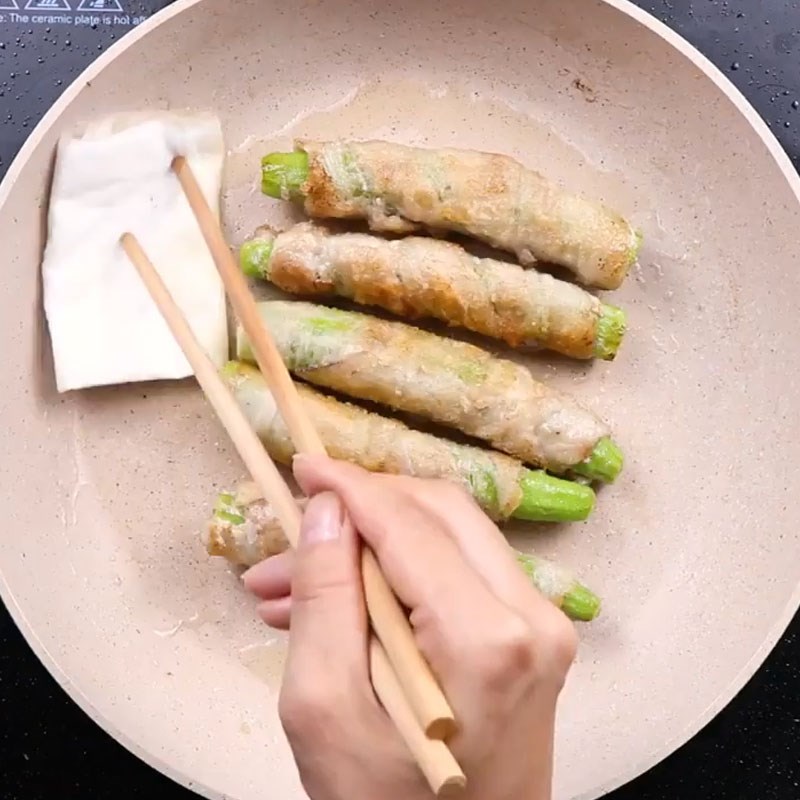 Bước 3 Nhúng bột và áp chảo thịt heo Thịt heo cuốn đậu bắp sốt mật ong