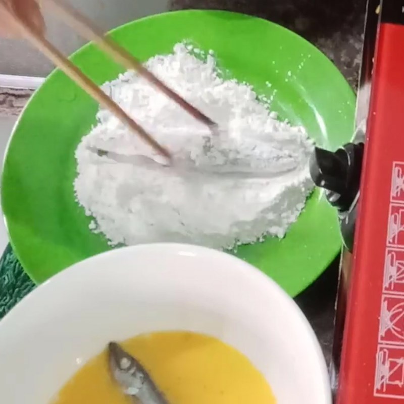 Bước 2 Nhúng cá qua bột và chiên cá Cá trứng chiên xù